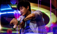 妻子身边的拥人